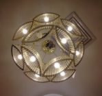 El chalet moderno del estilo brillante considera la lámpara cristalina de lujo para el salón y las escaleras