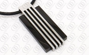 Negro y colgantes del acero inoxidable de la plata con las líneas diseño del modelo
