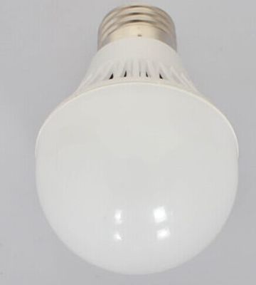los bulbos plásticos del Cree de 9W E27/de GU10 650LM IP45/del globo de Epistar LED enseñan el CE