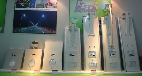 Altas luces de calle solares todas juntas al aire libre puras del blanco IP66 LED del lumen 50W